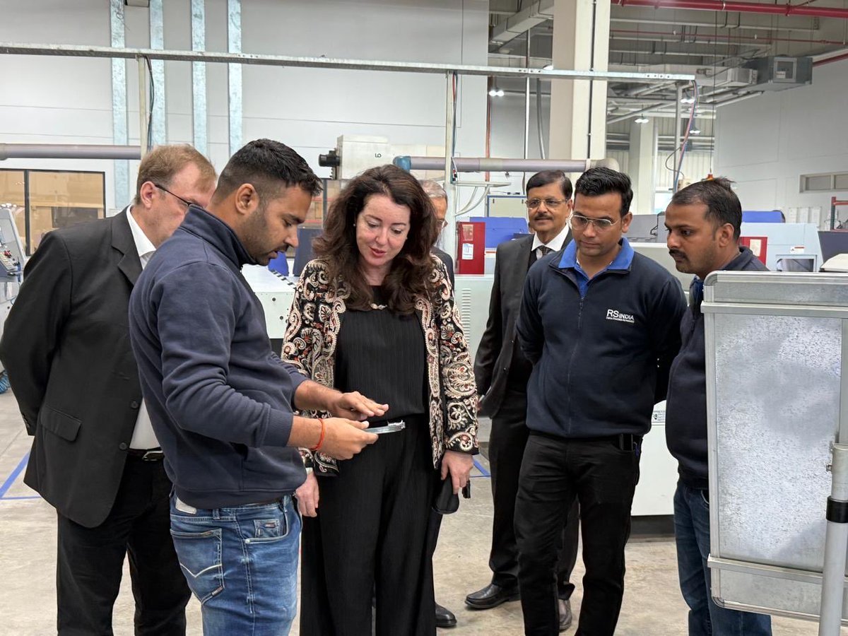 SwissAmbIND's tweet image. Fantastic visit to @RSIndia today! 🇮🇳🇨🇭
Cutting-edge equipment, skilled teams 🛠️ and so many motivated young people learning through the dual model with @BsduOfficial - truly impressive. 👏
Swiss precision meets Indian innovation on the shop floor.
#VET #SkillsDevelopment #TEPA