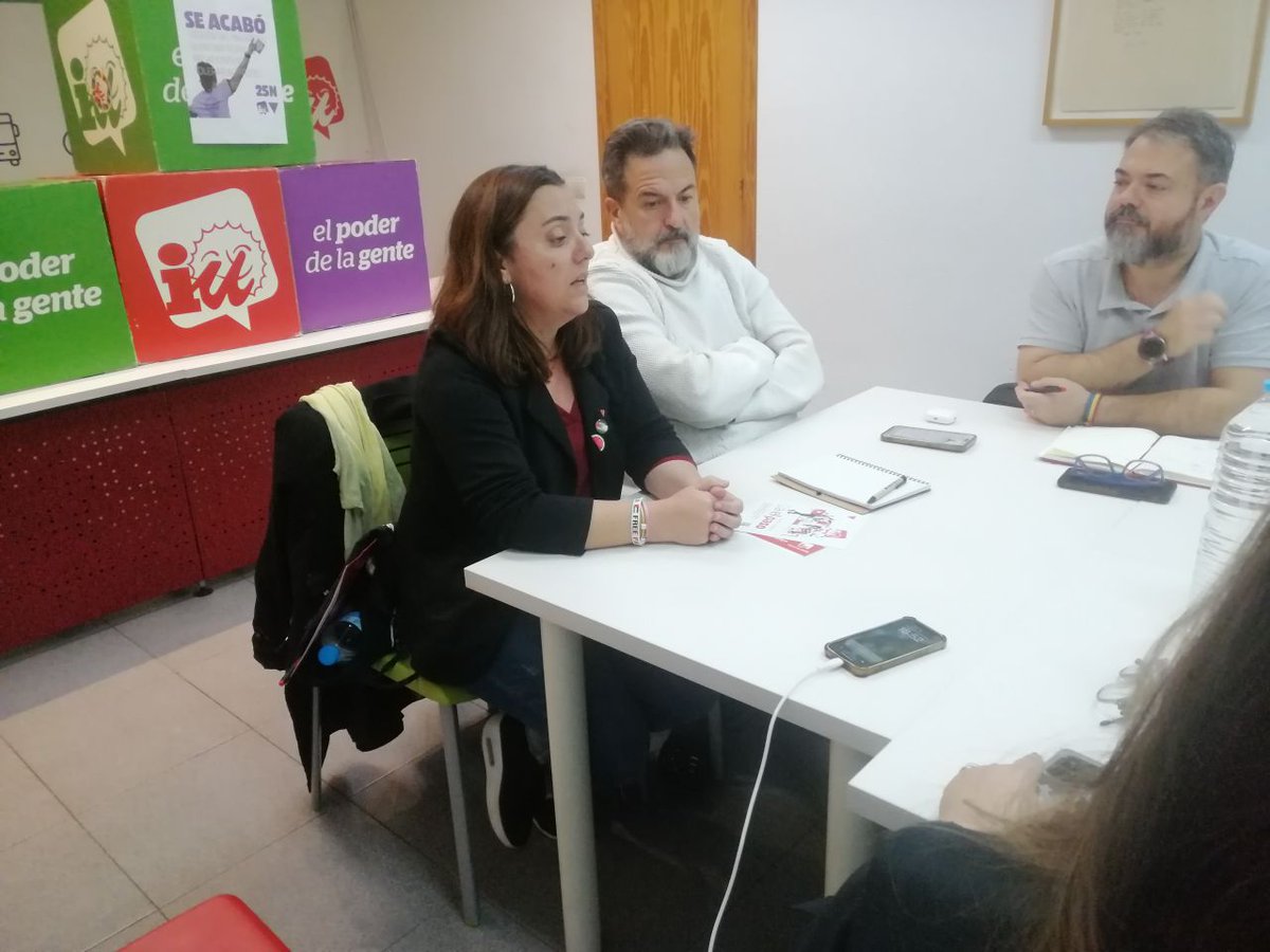 A dicho encuentro acudió nuestra coordinadora regional, Penelope Luna, nuestro resp. de Organización regional, John D. Babyack, y nuestro diputado en la Asamblea de Cartagena, Álvarez-Castellanos, quienes comentaron las necesidades de IU en otros puntos de la Región