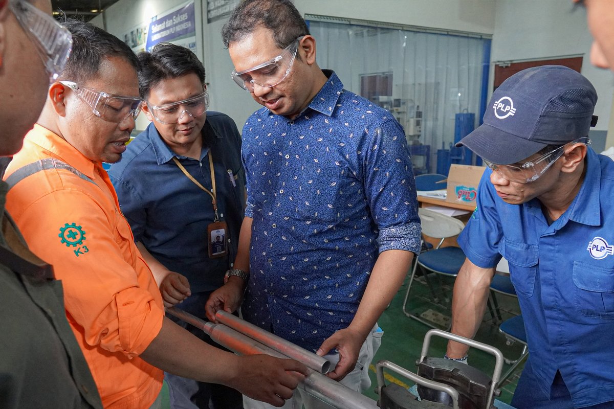 PLPID's tweet image. PLP Indonesia dengan PLN Kantor Pusat dan unit terkait melaksanakan kegiatan pelatihan &amp;amp;pengujian teknis Compression Dead-end &amp;amp; Midspan Joint konduktor HTLS, Kegiatan ini memastikan implementasi teknologi yang tepat, standar ketat dalam pemasangan sambungan kabel listrik.
#PLPID
