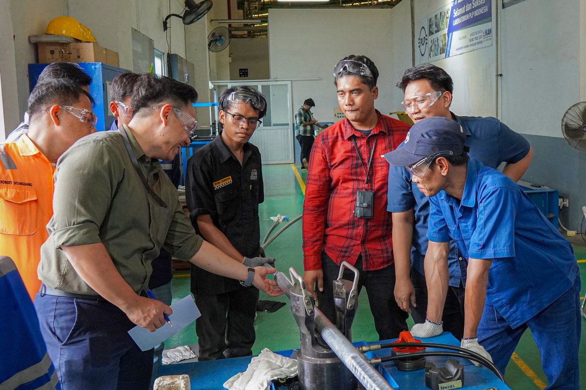 PLPID's tweet image. PLP Indonesia dengan PLN Kantor Pusat dan unit terkait melaksanakan kegiatan pelatihan &amp;amp;pengujian teknis Compression Dead-end &amp;amp; Midspan Joint konduktor HTLS, Kegiatan ini memastikan implementasi teknologi yang tepat, standar ketat dalam pemasangan sambungan kabel listrik.
#PLPID