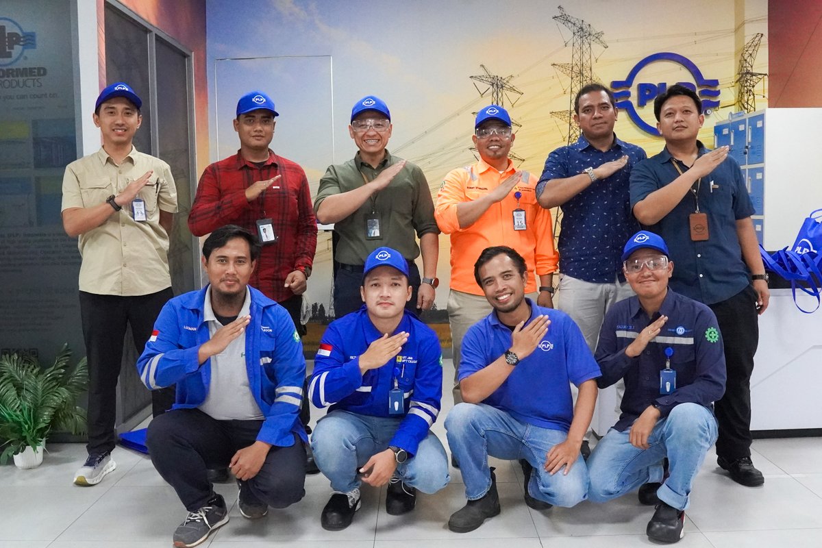 PLPID's tweet image. PLP Indonesia dengan PLN Kantor Pusat dan unit terkait melaksanakan kegiatan pelatihan &amp;amp;pengujian teknis Compression Dead-end &amp;amp; Midspan Joint konduktor HTLS, Kegiatan ini memastikan implementasi teknologi yang tepat, standar ketat dalam pemasangan sambungan kabel listrik.
#PLPID