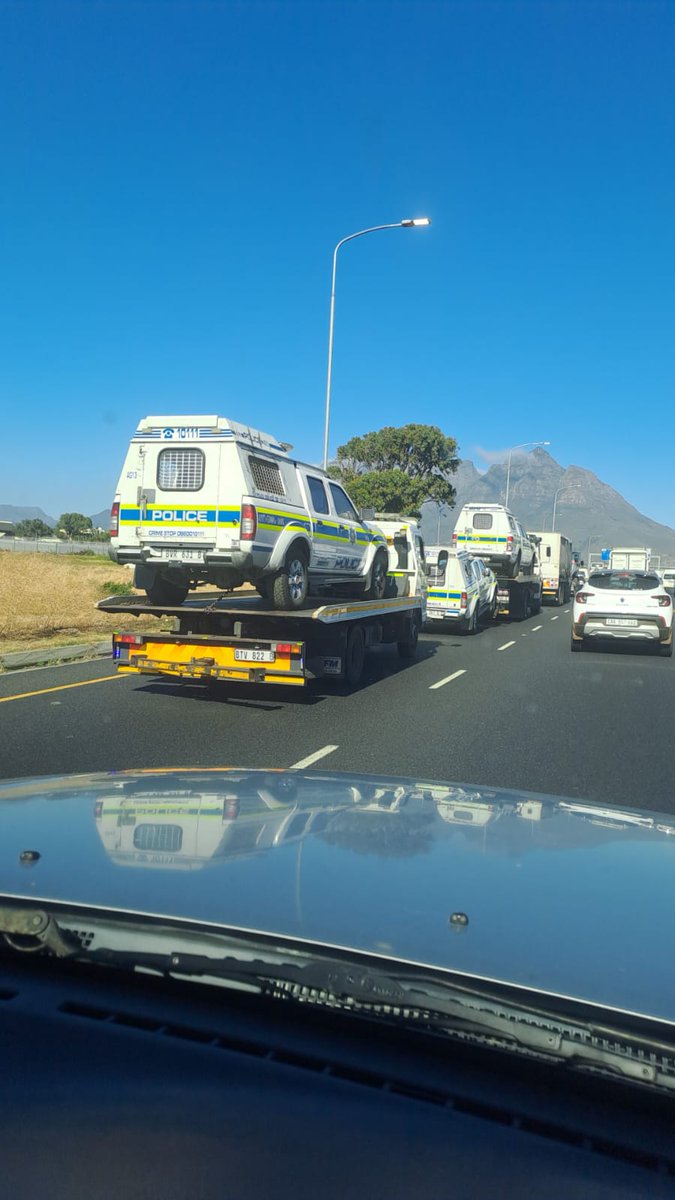 Mufasa0062's tweet image. Saps on their way to a crime scene, saving petrol, catching a lift.😂😂🤣🤣🤣