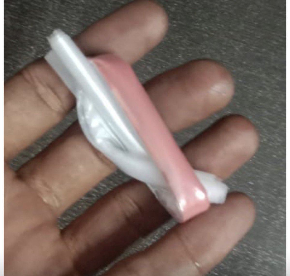 MDishaen's tweet image. दिल्ली के थाना नंद नगरी क्षेत्र के अंतर्गत आने वाले D-1 खत्ते वाली गली में सीमा नामक महिला व उसका परिवार खुलेआम नशीला पदार्थ स्मैक बेच रहा है।
सूत्रों के अनुसार यहां 300–350 रुपये प्रति पुड़िया की दर से स्मैक की अवैध बिक्री बेधड़क जारी है, जिससे स्थानीय निवासी बेहद परेशान हैं।…