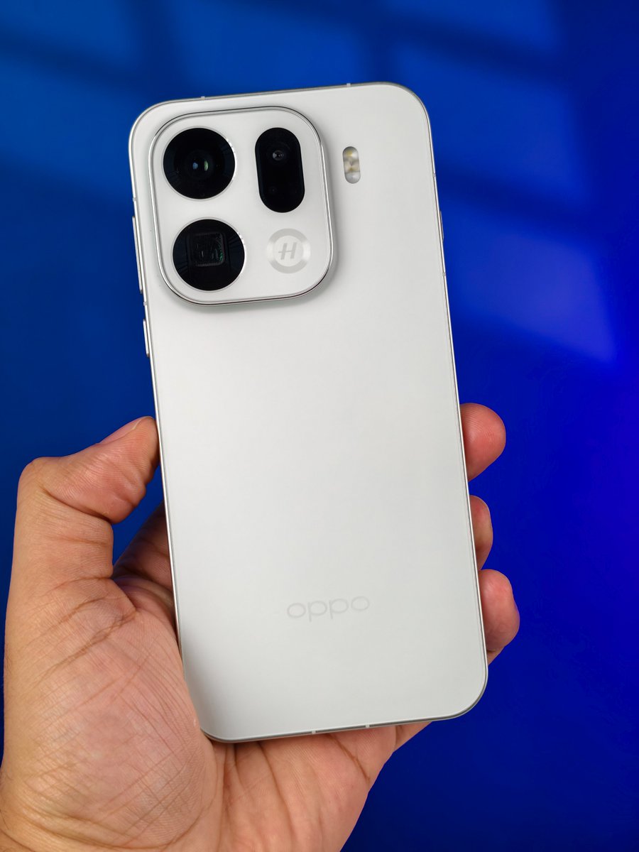 stufflistings's tweet image. Q8. Which processor powers the OPPO Find X9 Pro?

A. MediaTek Dimensity 8100
B. MediaTek Dimensity 9500
#winOPPOFindX9Pro #FindX9Pro #OPPOFindX9Series