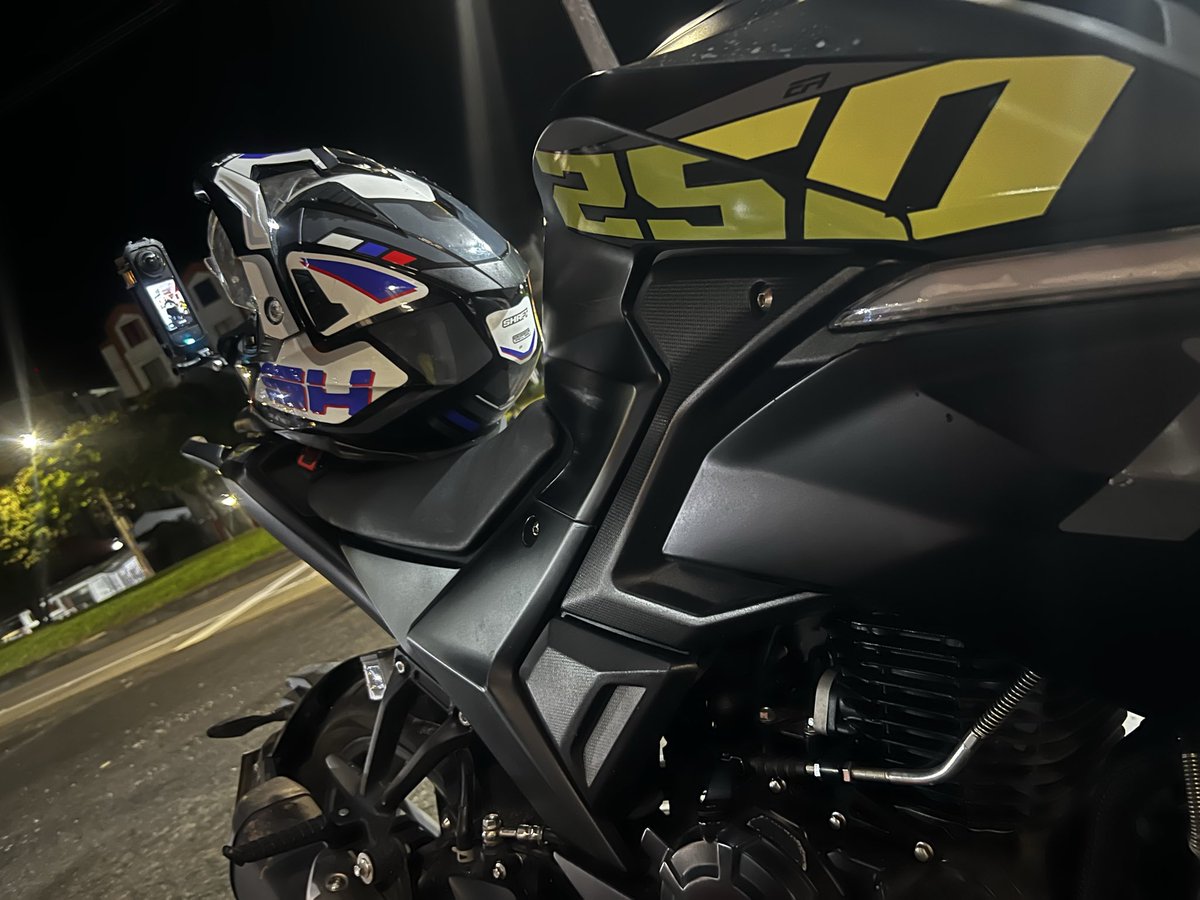 cesar_steven's tweet image. 124 km/h en la AKT CR4 250R… y la cabeza se pone en 0 🔥🏍️💨  
Hay días que uno llega tenso, con la mente a mil, acelerado por dentro.  
Me subo a la moto, abro gas a fondo y ¡PUM! Todo se apaga. Solo queda el viento pegándome en la cara, el motor gritando y la carretera volando…