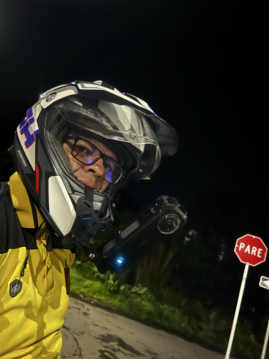 cesar_steven's tweet image. 124 km/h en la AKT CR4 250R… y la cabeza se pone en 0 🔥🏍️💨  
Hay días que uno llega tenso, con la mente a mil, acelerado por dentro.  
Me subo a la moto, abro gas a fondo y ¡PUM! Todo se apaga. Solo queda el viento pegándome en la cara, el motor gritando y la carretera volando…