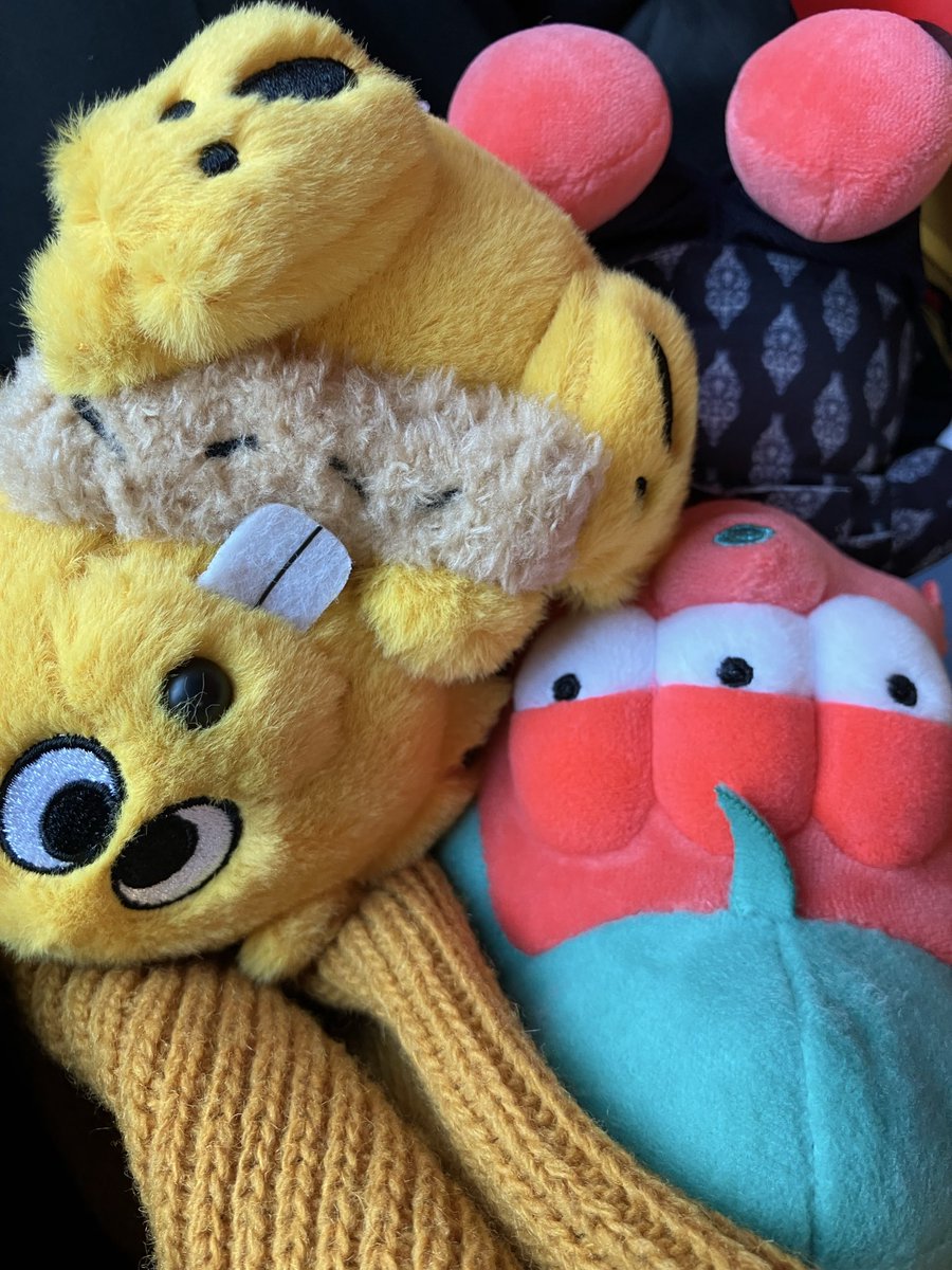 tamaokisshukei's tweet photo. 私のぬいぐるみを買いませんか？

https://t.co/fuqJmwfX2D

リーゼント時代をありのまま保存した貴重な一品が、podcast「奇奇怪怪」のグッズとして登場。金輪際ぬいぐるみ界に登場しないであろうエメラルドグリーンとショッキングピンクの組み合わせに、寿司と並べても食欲失せないどころか漂う哀愁。 https://t.co/eKb1WP0EaF