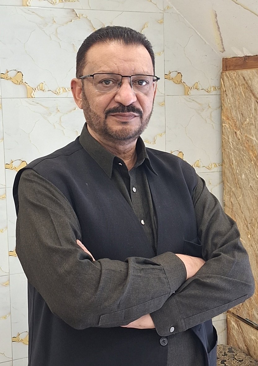 خود ہی کر دیتے  ہو  غافل خود سے بھی 
خود  ہی  خود  سے  بھی  ملواتے رہتے ہو 

جل تھل کر دینے کے شوق میں صحرا پر 
بادل   بن   کے   کیوں   منڈلاتے  رہتے  ہو 
۔
#احمد_سبحانی_آکاش