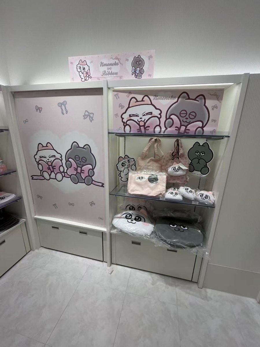 nmeneko_goods's tweet image. 「 #ンめねこ リボン」POPUPが全国のキデイランドにて、本日からスタート🎀

広島パルコ店の様子をチラッとご紹介🤗

リボンを着けたンめねことうすくろがとっても可愛らしく装飾されています💕