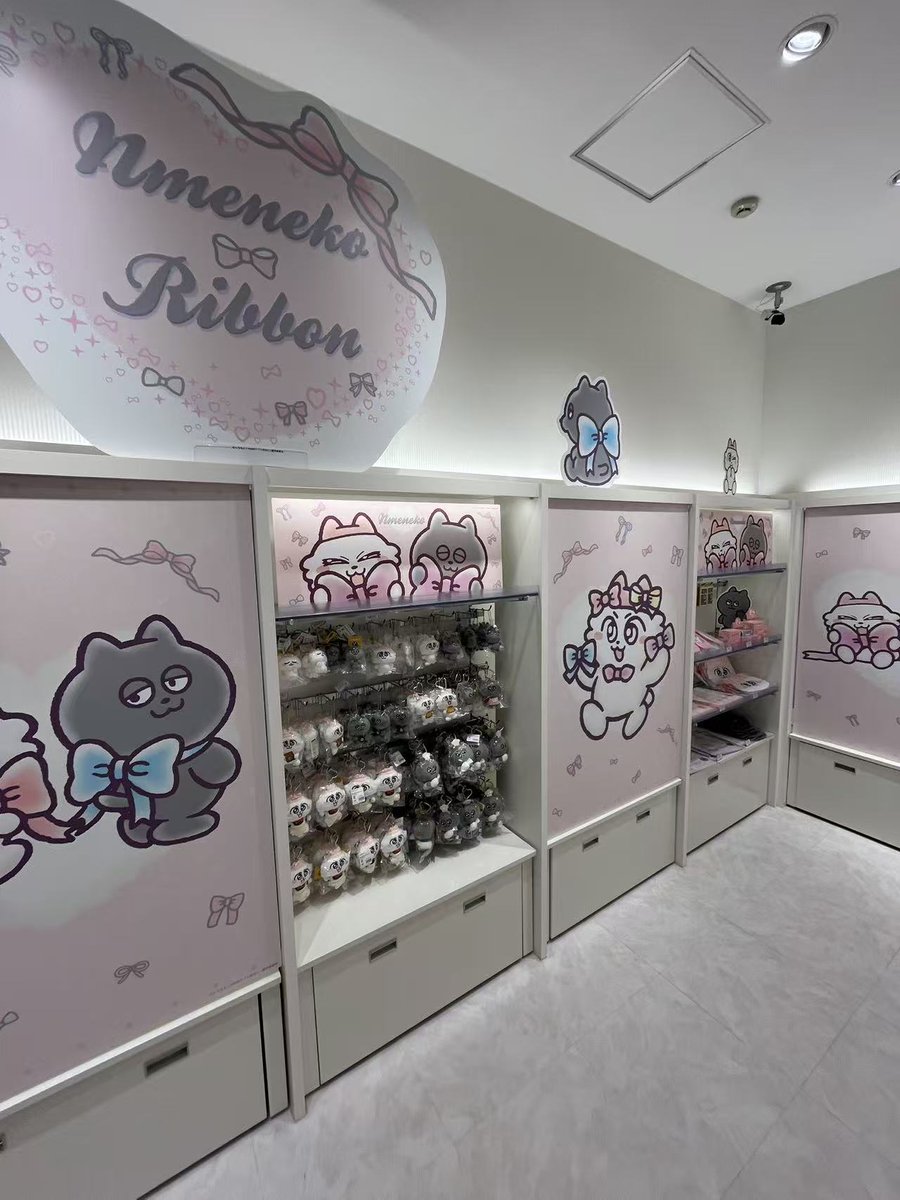 nmeneko_goods's tweet image. 「 #ンめねこ リボン」POPUPが全国のキデイランドにて、本日からスタート🎀

広島パルコ店の様子をチラッとご紹介🤗

リボンを着けたンめねことうすくろがとっても可愛らしく装飾されています💕