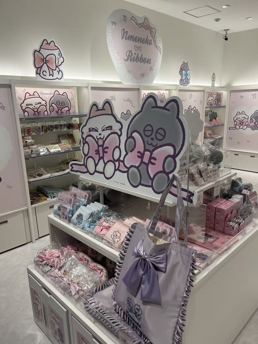 nmeneko_goods's tweet image. 「 #ンめねこ リボン」POPUPが全国のキデイランドにて、本日からスタート🎀

広島パルコ店の様子をチラッとご紹介🤗

リボンを着けたンめねことうすくろがとっても可愛らしく装飾されています💕
