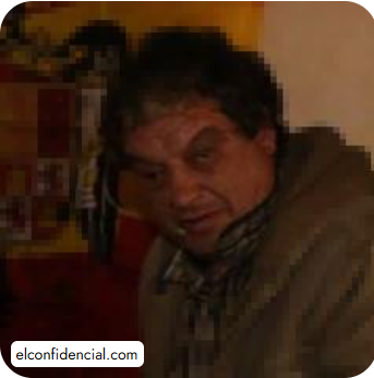 remerikos's tweet image. Imágenes del agresor sexual con puro y bandera franquista que ayer cometió un más que probable delito de agresión sexual a las chicas de @FemenSpain a las puertas de una misa franquista

@policia 
@fiscal_es