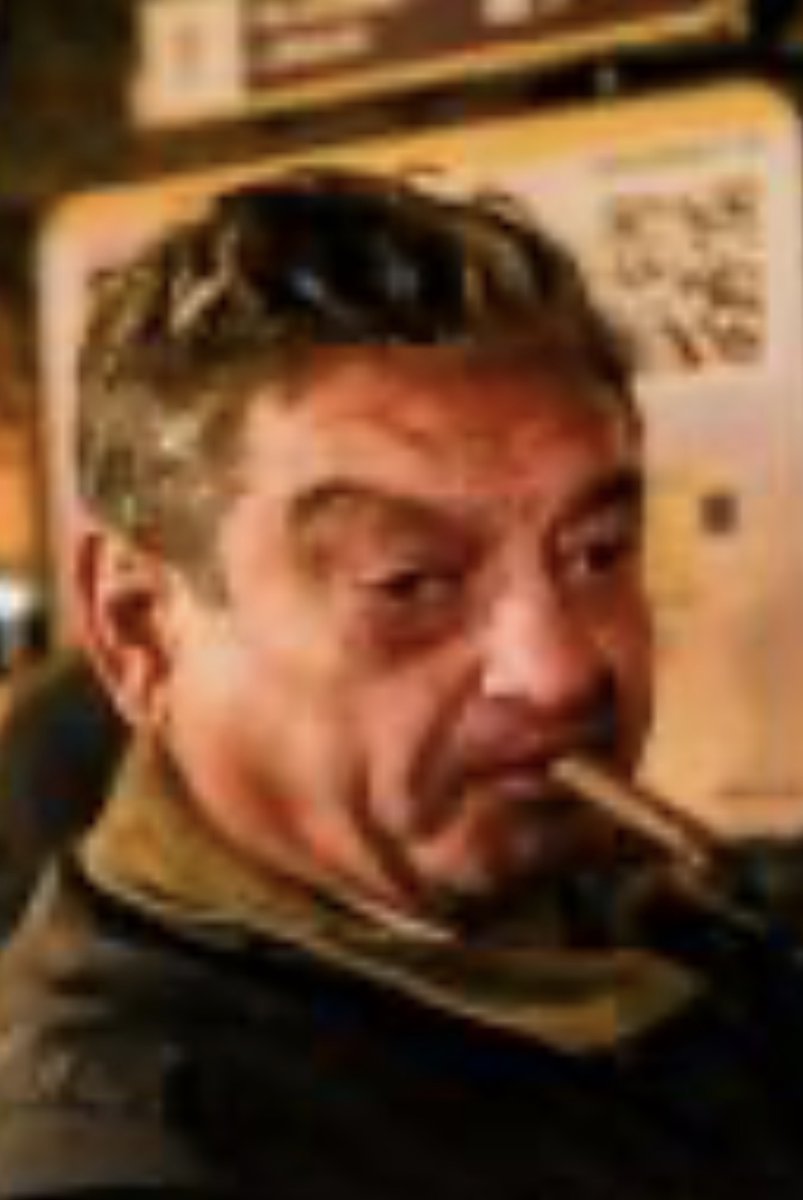 remerikos's tweet image. Imágenes del agresor sexual con puro y bandera franquista que ayer cometió un más que probable delito de agresión sexual a las chicas de @FemenSpain a las puertas de una misa franquista

@policia 
@fiscal_es