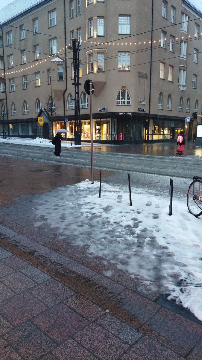 Täällä Hämeenkadun slushissa mietin, että pitäisikö käydä jossakin kahvilla #Kauppahalli'n kahvilan avautumista odottaessa.

#aamukahvi
#aamumärkä
#Hämeenkatu