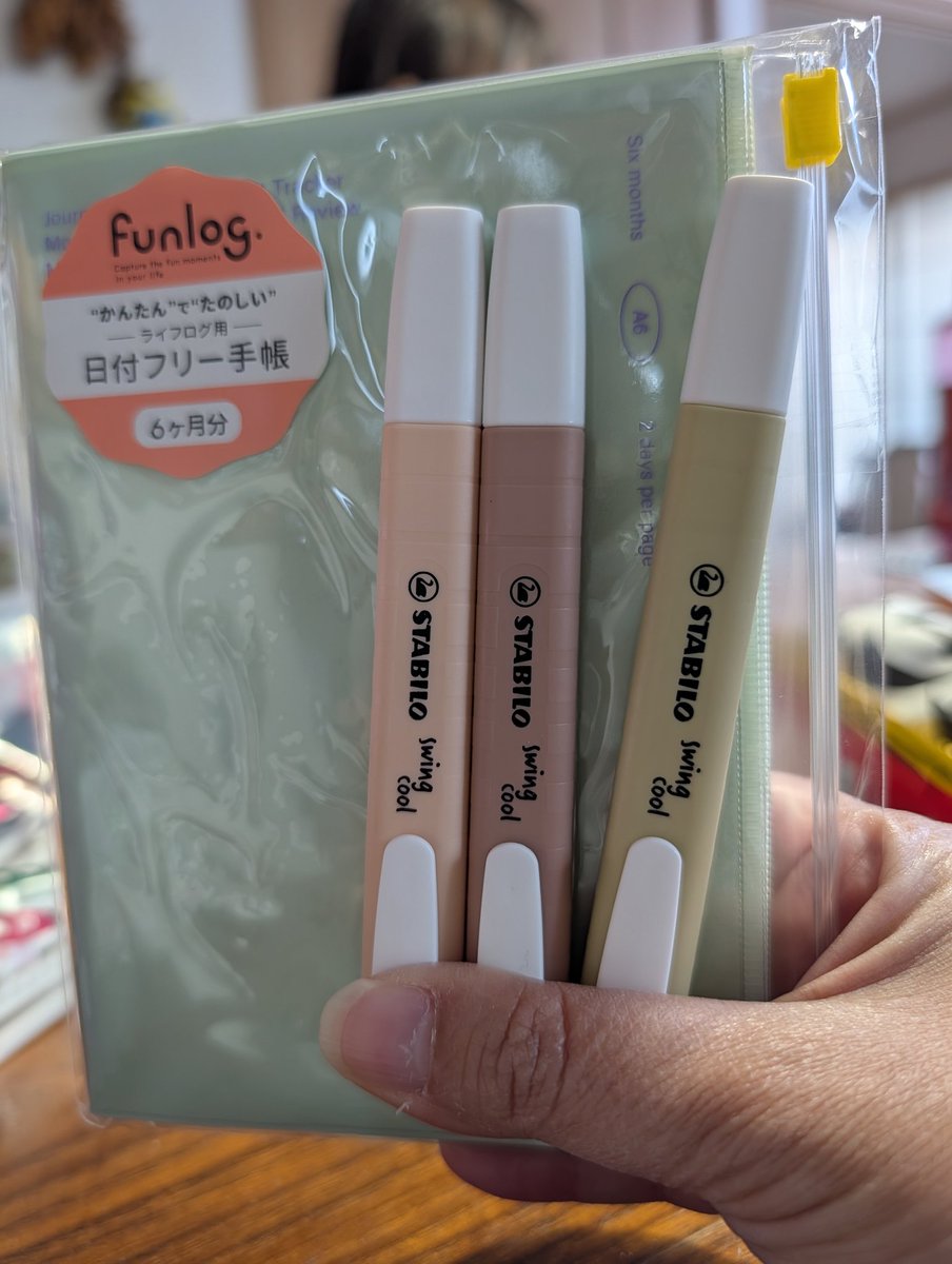 chii_to_maa's tweet photo. マークスさん @marks₋tokyo の懸賞当たりまして、昨日賞品が届きました！
来年の手帳にfunlog買ってて！
いただいたのが日付フリー手帳なので次に使うか、仕事用にするか楽しく悩んでいます😄✨
ネイチャーカラーのペンもかわいい〜❣️
ありがとうございました！
#マークス　#ファンログ　#funlog https://t.co/GfANJqcuqd