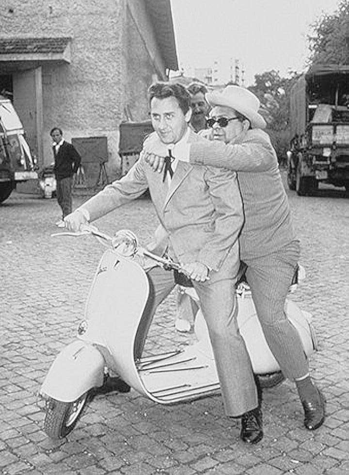 “Vespe truccate anni '60
Girano in centro sfiorando i 90
Rosse di fuoco, comincia la danza
Di frecce con dietro attaccata una targa”

50 Special ~ Lùnapop

youtu.be/b2GlV6Ap-3g?si…