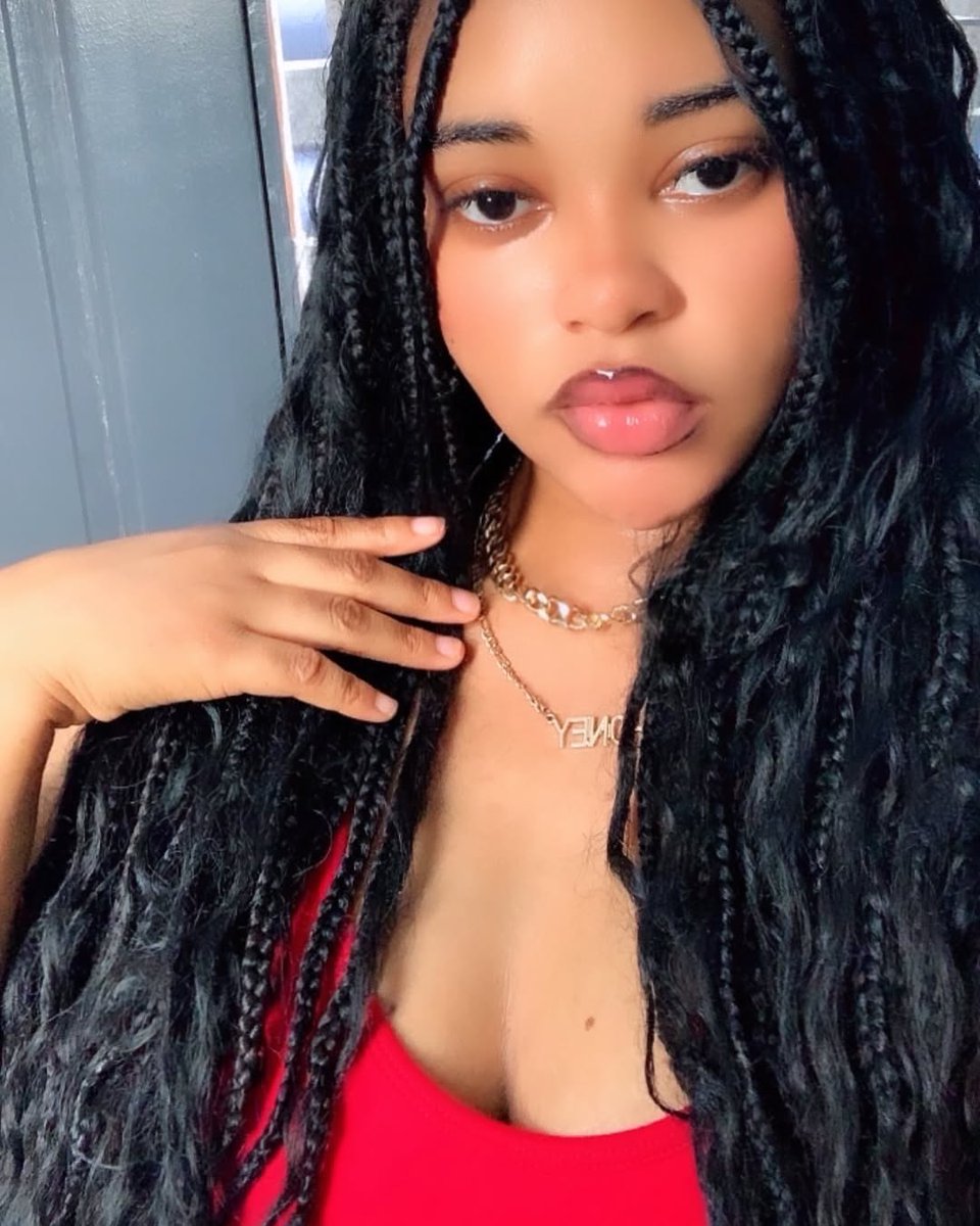 SuperSteph117's tweet image. Let me interrupt your scrolling with this beauty in all frame 🧡 💚