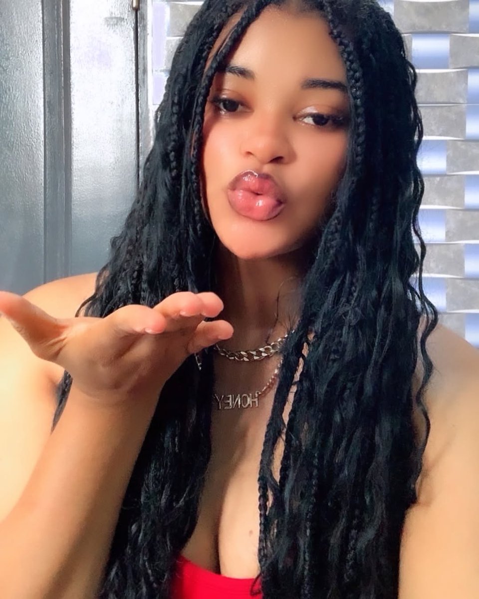 SuperSteph117's tweet image. Let me interrupt your scrolling with this beauty in all frame 🧡 💚