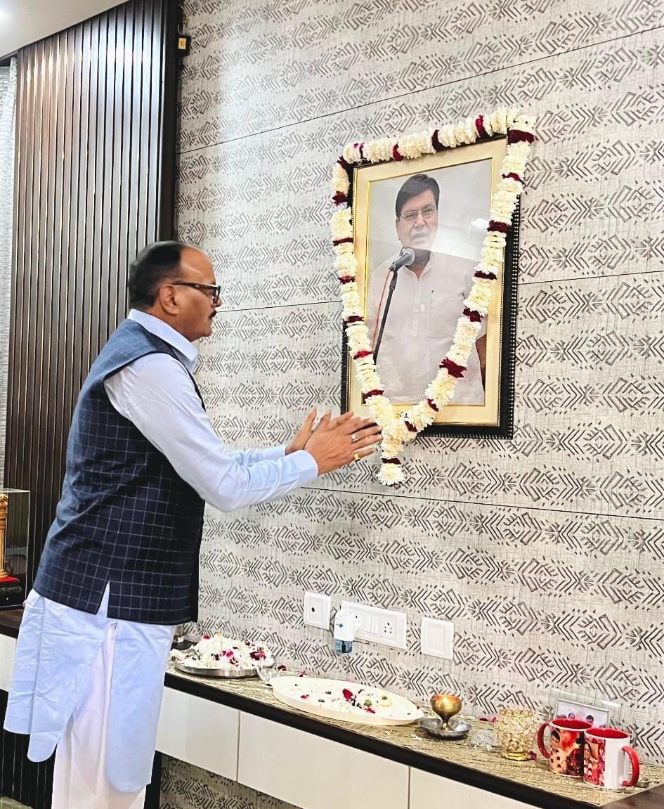 brajeshpathakup's tweet image. आज लखनऊ में डी०ए०वी० कॉलेज, लखनऊ के प्रबंधक एवं मेरे प्रिय स्व० मनमोहन तिवारी जी के आवास  पहुंचकर उन्हें विनम्र श्रद्धांजलि अर्पित करते हुए।