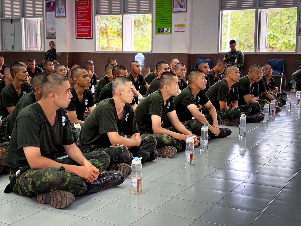 army2pr's tweet image. หน่วยฝึกทหารใหม่ กองพันทหารราบที่ 3 กรมทหารราบที่ 3 ร่วมกับ โรงพยาบาลค่ายพระยอดเมืองขวาง จัดอบรมให้ความรู้การปฐมพยาบาลผู้ป่วยจากโรคลมร้อน ให้กับน้องทหารใหม่ เพื่อสร้างความปลอดภัยในการฝึกให้กับทหารใหม่
#bootcamp268 #น้องคนเล็ก