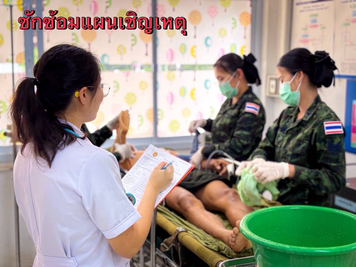army2pr's tweet image. หน่วยฝึกทหารใหม่ กองพันทหารราบที่ 3 กรมทหารราบที่ 3 ร่วมกับ โรงพยาบาลค่ายพระยอดเมืองขวาง จัดอบรมให้ความรู้การปฐมพยาบาลผู้ป่วยจากโรคลมร้อน ให้กับน้องทหารใหม่ เพื่อสร้างความปลอดภัยในการฝึกให้กับทหารใหม่
#bootcamp268 #น้องคนเล็ก