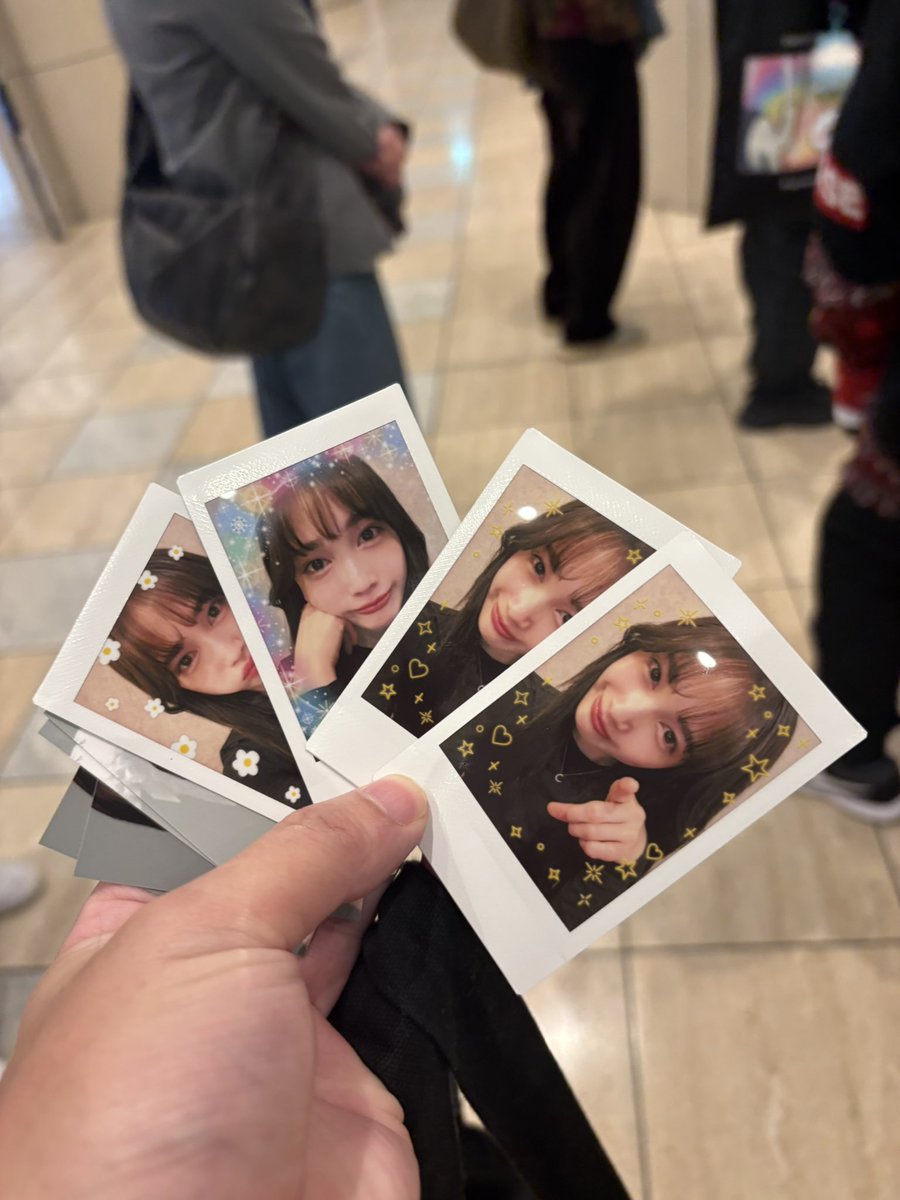 まさかの4つ当たり引いちゃった💦 シールや缶バッジの前にチェキ