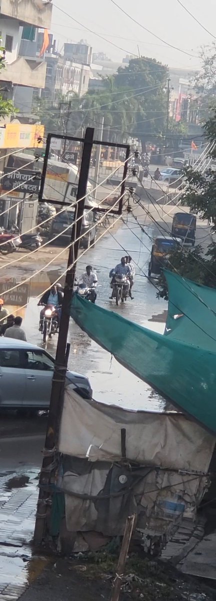 meraj_pathan's tweet photo. Millions liters of water Wasted . Water line leakage near Raymond showroom 
Ch.shiwaji chowk road  jalna @SwachhJalna @ashimamittal01 @InfoJalna @drkalyankale @KailashGoranty1 @JalnaJansamvad https://t.co/o6ZZ3Ct15M