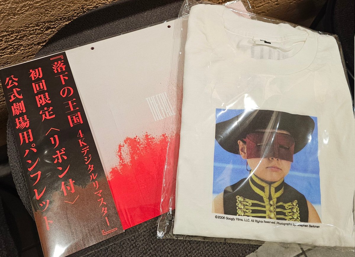 spring_space's tweet image. 落下の王国ほんとに良かった……
虚構と現実が入り混じっていく様が圧倒的な映像美で表現されてて、こんな映像体験は初めてや
行ったことのあるインドのタージマハルやアグラ城が出てきたのも嬉しかった
このあとライブだから手ぶらで来たのにパンフとTシャツ買ってしまった