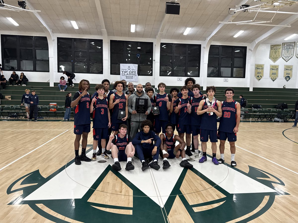 Coach_AntDavis's tweet image. Crossroads 62-49 win over St. Monica to capture the Leon Woods Tip-Off Championship 🏆

Crossroads Scoring Leaders
Luca Magnus-20pts 10rebs 5ast
Van Moczydlowsky-12pts 5rebs
Roman Esparza-10pts 6ast
Ryder Gusow-8pts
@latsondheimer @Tarek_Fattal @pollonpreps @FrankieBur