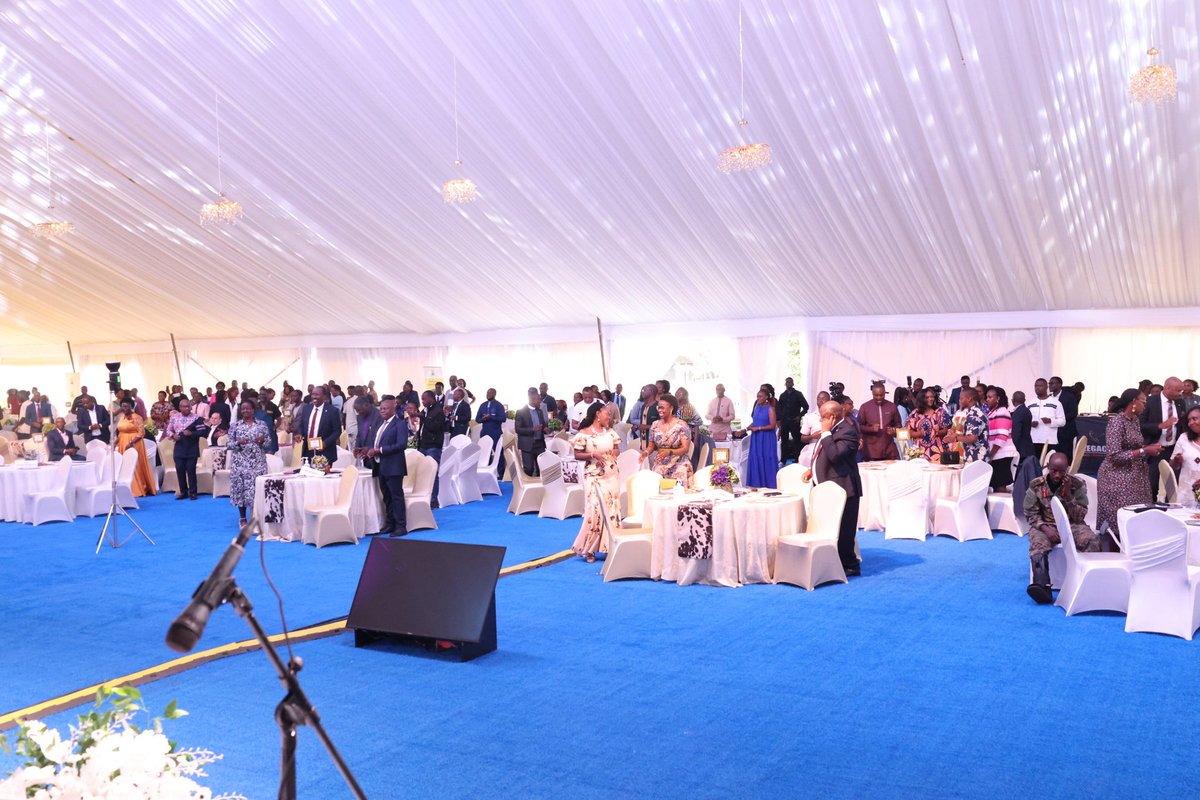 "When you betray someone's trust, you are stealing. Remain faithful, work with integrity and God's blessing will be upon you." 

Guest preacher, Dr. Bishop Joshua Lwere at today's #URAThanksgiving25 at the <a href="/URAuganda/">Uganda Revenue Authority</a> headquarters Nakawa.

#TPAS25
#TPAD25
#FfeBanno