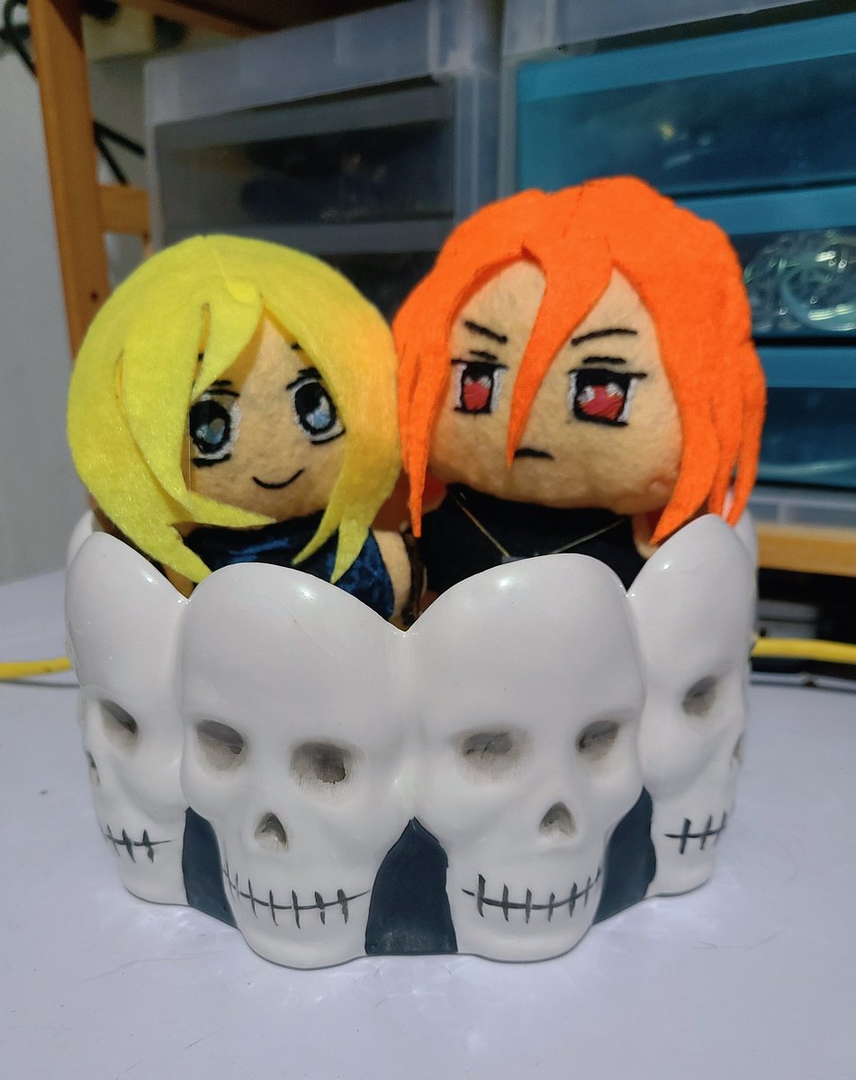 OyabunArt's tweet photo. It's Freeman's birthday! I made these little dolls for my friend @LoveMacabre, but I took the opportunity to take some pictures of them today! 🥰🖤🕷 #freemangarou #freemancotw #freemanmtow #benimarunikaido #shingoyabuki #abbiverino #plushies #sewing #kof https://t.co/8npviRC5L6