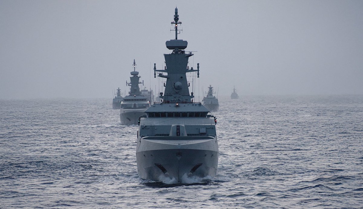 abu_musthil01's tweet image. لماذا قامت السلطنة باختيار العرض البحري كأبرز فعالية في اليوم الوطني 281 وما دلالات ذلك؟

- عمان عرف عنها أنها دولة بحرية وليست دولة ساحلية، وهناك فرق بين الاثنين فالدولة البحرية تستخدم البحر كنفوذ وقوة.

- رسالة صامتة لتحديد هوية الدولة، 
فعُمان كانت دولة تُبنى على البحر وتتمدد…