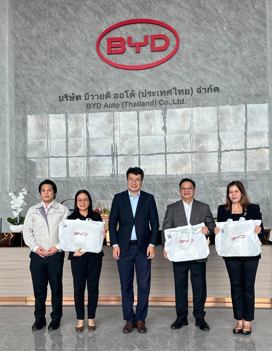 TH_Productivity's tweet photo. กนอ.–สถาบันเพิ่มฯ นำทีมคณะผู้บริหารเยี่ยมชม #BYD หารือความร่วมมือ พร้อมติดอาวุธอุตสาหกรรมผลิตรถ EV ยกระดับมาตรฐานยุคใหม่สู่อนาคต 📌อ่านต่อ https://t.co/gQUTtbZ2DR https://t.co/0aLOPu3tt8