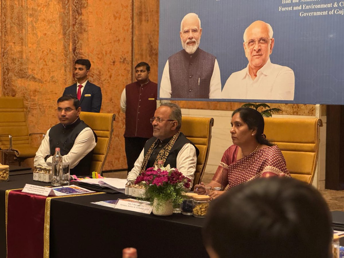 InfoGujarat's tweet image. સાયન્સ અને ટેક્નોલોજી મંત્રી શ્રી અર્જુનભાઈ મોઢવાડિયાની અધ્યક્ષતામાં ગુજરાતની ઈલેક્ટ્રોનિક્સ સપ્લાય ચેઈનમાં રોકાણ અને ઈકોસિસ્ટમ વિકાસને વધુ વેગ આપવાના ઉદ્દેશ્ય સાથે ઈલેક્ટ્રોનિક્સ કમ્પોનન્ટ મેન્યુફેક્ચરિંગ સ્કીમ (ECMS) પર ગાંધીનગર ખાતે મહત્ત્વપૂર્ણ રાઉન્ડ ટેબલ કોન્ફરન્સનું આયોજન…