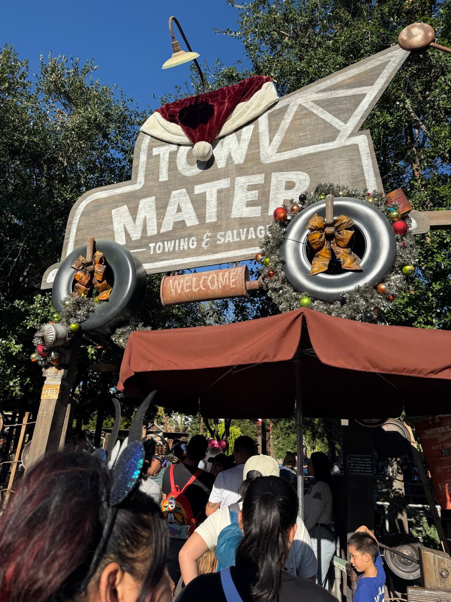 LAディズニーアドベンチャー❣️一日中遊び尽くします👍👍👍😊まずはめっちゃ人気のカーズエリアへ😍ヤバかった😆😆😆最高〜❤️