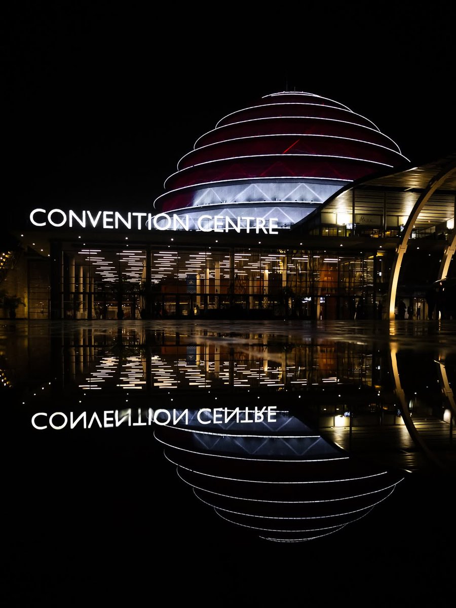 Inyarwandacom's tweet image. AMAFOTO: Mu ijoro ryo kuri uyu wa Kane, Inyubako ya Kigali Convention Centre yaraye yaka mu mabara y&apos;ibendera rya Qatar mu rwego rwo guha ikaze no guha icyubahiro Umuyobozi w’Ikirenga wa Qatar, Sheikh Tamim bin Hamad Al Thani uri mu Rwanda mu ruzinduko rw&apos;iminsi 2.

Uretse kuba…