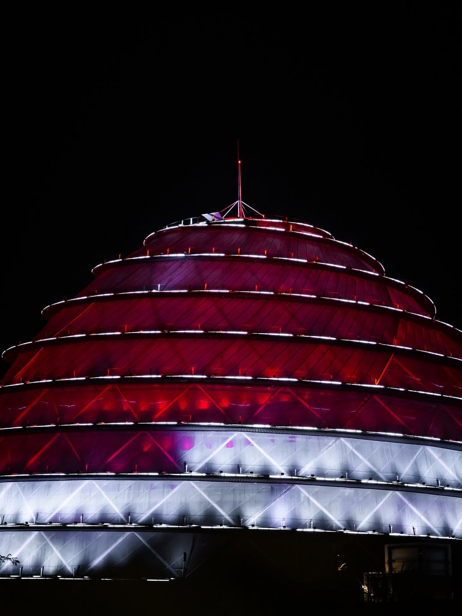Inyarwandacom's tweet image. AMAFOTO: Mu ijoro ryo kuri uyu wa Kane, Inyubako ya Kigali Convention Centre yaraye yaka mu mabara y&apos;ibendera rya Qatar mu rwego rwo guha ikaze no guha icyubahiro Umuyobozi w’Ikirenga wa Qatar, Sheikh Tamim bin Hamad Al Thani uri mu Rwanda mu ruzinduko rw&apos;iminsi 2.

Uretse kuba…