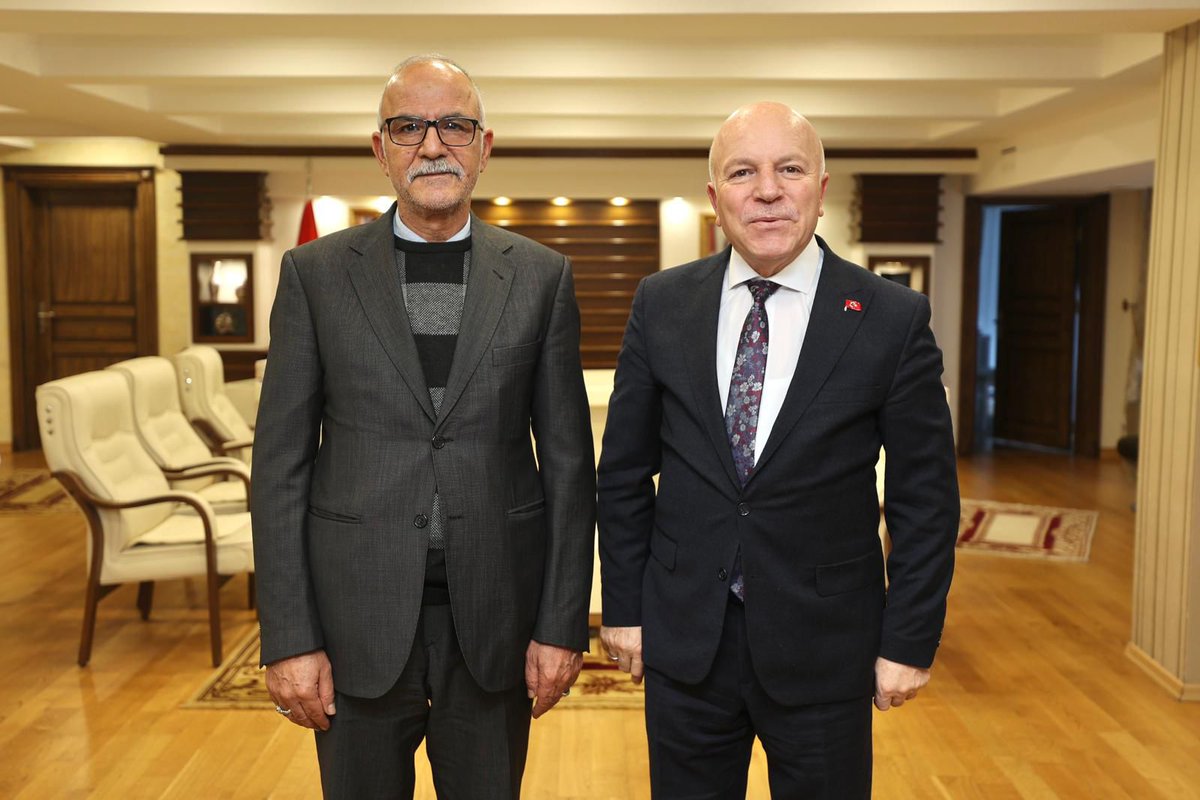 در تاریخ ۲۹ آبان‌ماه، سرکنسول جمهوری اسلامی ایران در ارزروم با آقای محمت سکمن، شهردار این شهر، دیدار و گفت‌وگو کرد.
در این دیدار دو طرف ضمن بررسی راه‌های گسترش همکاری‌های شهری، بر اهمیت توسعه ارتباطات و افزایش تعاملات میان ارزروم و شهرهای ایران تأکید کردند.