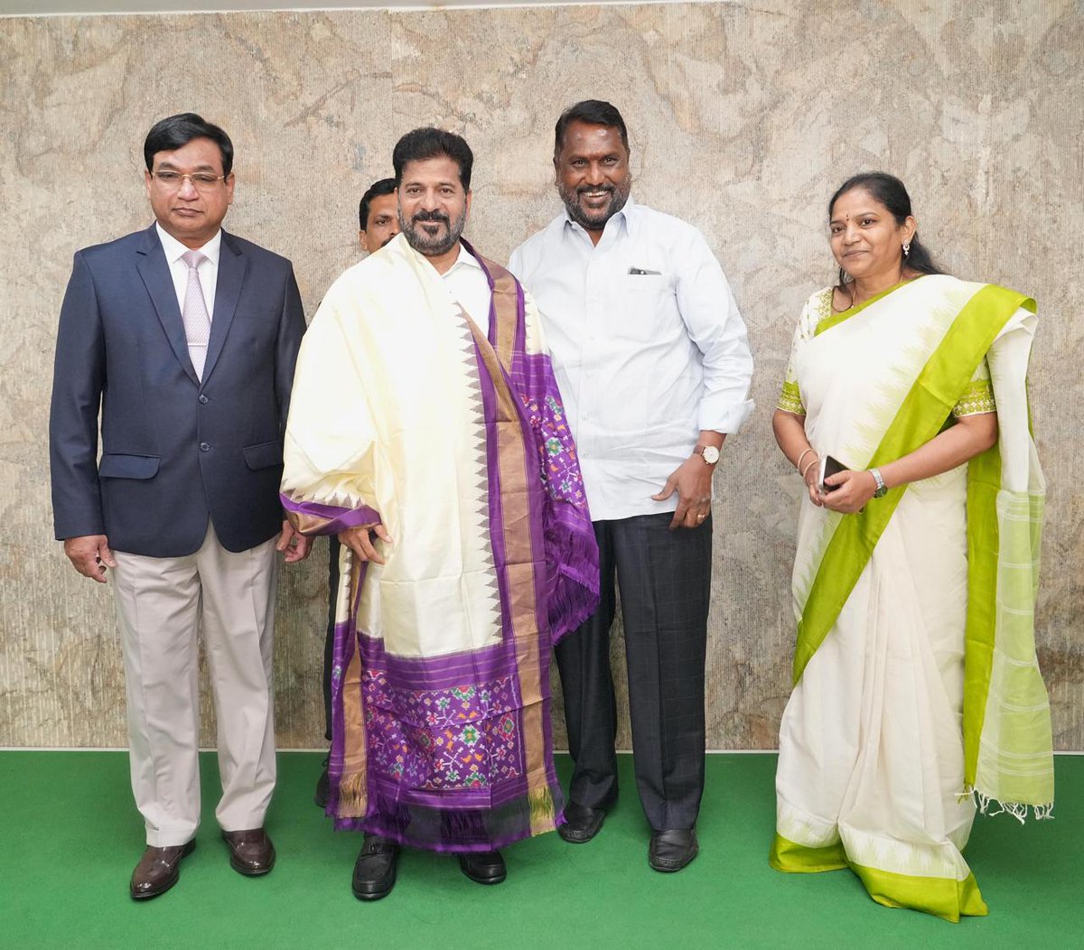 revanth_anumula's tweet image. 4వ #EMRS నేషనల్ స్పోర్ట్స్
మీట్-2025లో ఓవరాల్ ఛాంపియన్ షిప్ ను సాధించిన తెలంగాణ విద్యార్థులు కలిశారు. వారికి అభినందించాను. 

అథ్లెటిక్స్, ఆర్చరీ, స్విమ్మింగ్, జిమ్నాస్టిక్స్, బాక్సింగ్, జూడో, రెజ్లింగ్, వెయిట్ లిఫ్టింగ్, టైక్వాండో, యోగా, షూటింగ్, చెస్ ఇతర ఈవెంట్లలో అన్ని