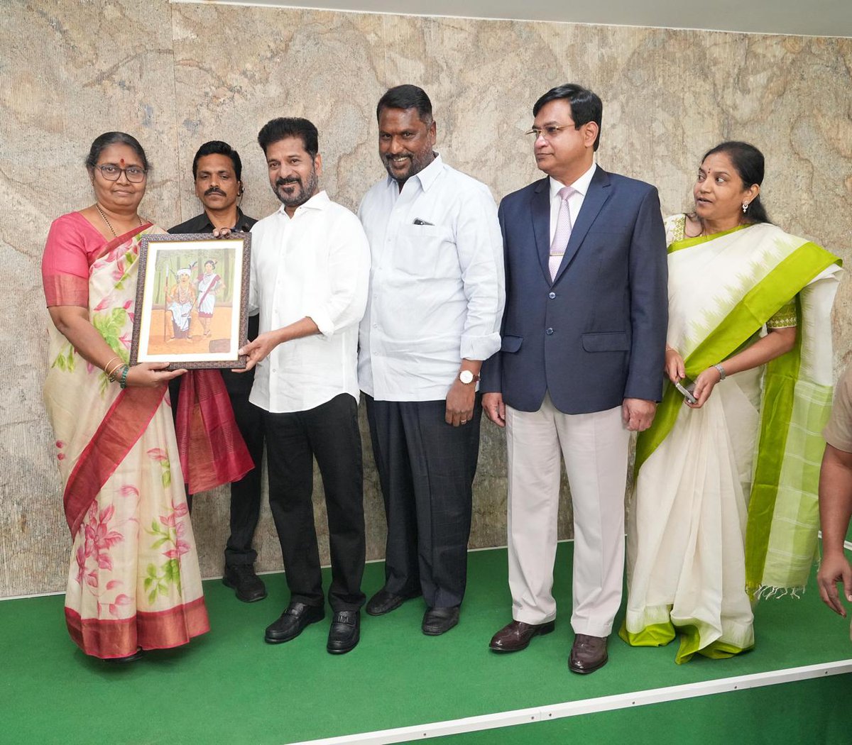 revanth_anumula's tweet image. 4వ #EMRS నేషనల్ స్పోర్ట్స్
మీట్-2025లో ఓవరాల్ ఛాంపియన్ షిప్ ను సాధించిన తెలంగాణ విద్యార్థులు కలిశారు. వారికి అభినందించాను. 

అథ్లెటిక్స్, ఆర్చరీ, స్విమ్మింగ్, జిమ్నాస్టిక్స్, బాక్సింగ్, జూడో, రెజ్లింగ్, వెయిట్ లిఫ్టింగ్, టైక్వాండో, యోగా, షూటింగ్, చెస్ ఇతర ఈవెంట్లలో అన్ని