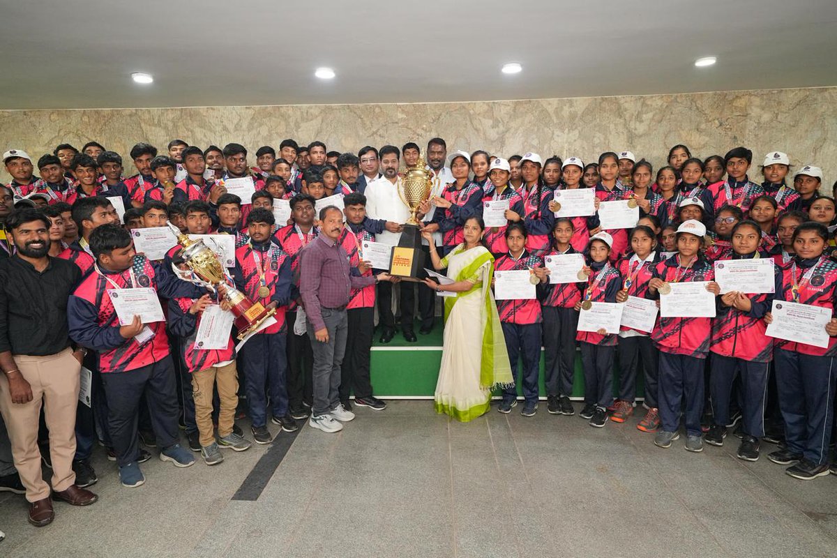 revanth_anumula's tweet image. 4వ #EMRS నేషనల్ స్పోర్ట్స్
మీట్-2025లో ఓవరాల్ ఛాంపియన్ షిప్ ను సాధించిన తెలంగాణ విద్యార్థులు కలిశారు. వారికి అభినందించాను. 

అథ్లెటిక్స్, ఆర్చరీ, స్విమ్మింగ్, జిమ్నాస్టిక్స్, బాక్సింగ్, జూడో, రెజ్లింగ్, వెయిట్ లిఫ్టింగ్, టైక్వాండో, యోగా, షూటింగ్, చెస్ ఇతర ఈవెంట్లలో అన్ని
