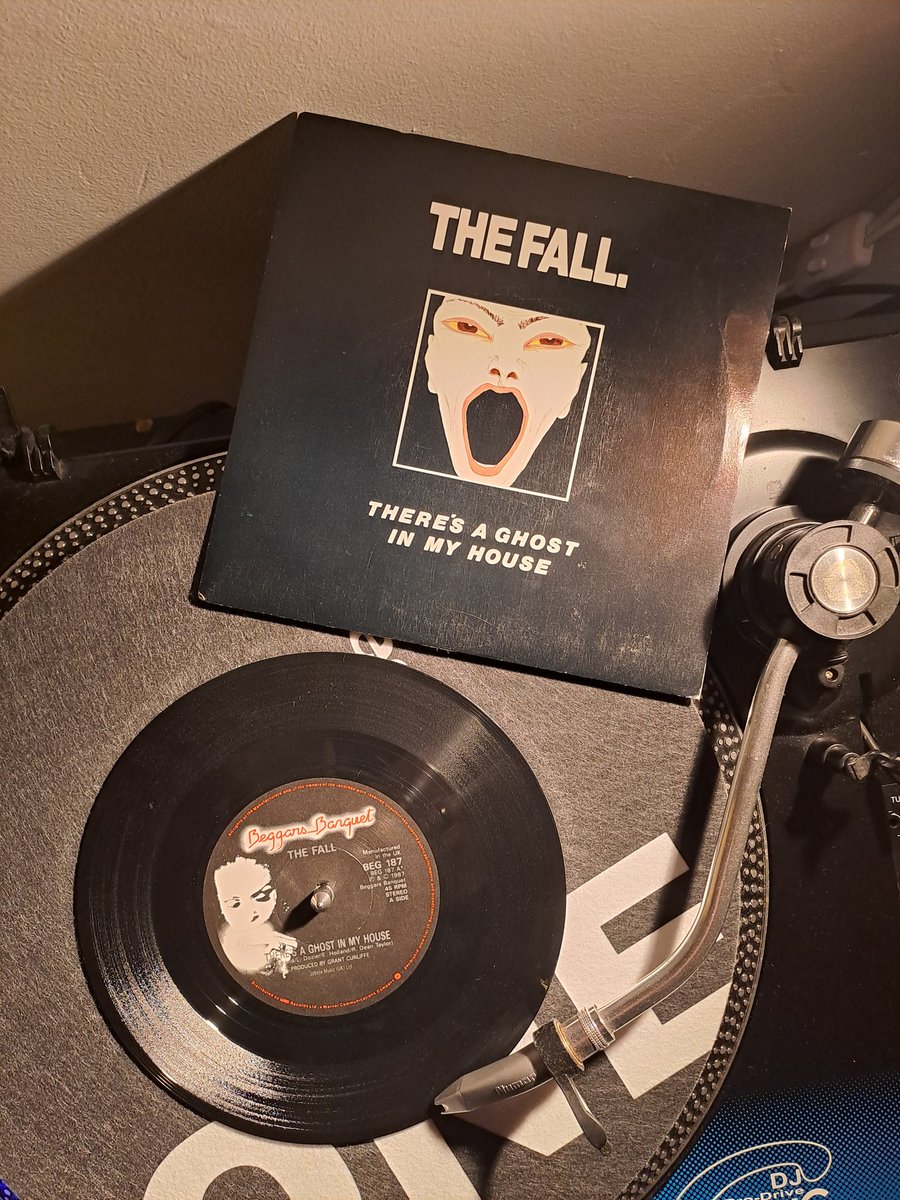 #FallFriday
THE FALL - THERE'S A GHOST IN MY HOUSE

"Our love used to be only shadows in the past
I see times can't seem to have erased
The vision of your smiling face"

Cover of the R. DEAN TAYLOR classic.
#TheFall #MarkESmith