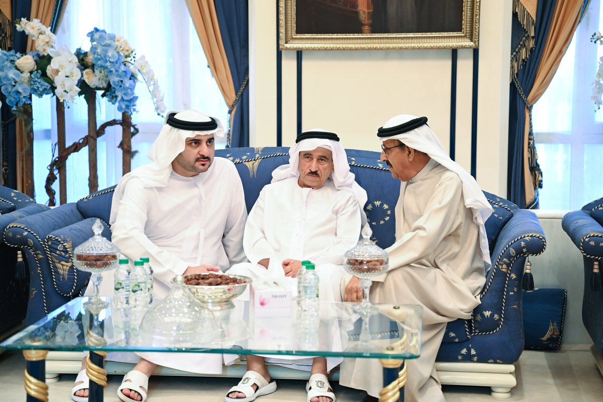 مكتوم بن محمد يقدّم واجب العزاء في وفاة أسامة أحمد الشعفار، عضو المجلس الوطني الاتحادي سابقاً، رئيس الاتحاد الآسيوي للدراجات والرئيس السابق لاتحاد الإمارات للدراجات، وذلك خلال زيارته لمجلس العزاء في دبي.