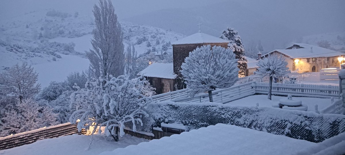 Navarrameteo's tweet photo. 😍❄️ La nevada alcanza los 20cm en #Arístregui (610m), cuenca de #Pamplona https://t.co/Le7AQEyFTm
