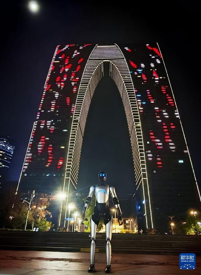 ShanghaiEye's tweet image. 🤖🏃A #China-made #HumanoidRobot completed a 106.286-km cross-province walk from #JinjiLake in #Suzhou, east #China&apos;s #Jiangsu Province, to the #BundInShanghai, from November 10 to 13, marking a new #GuinnessWorldRecord for the longest journey walked by a humanoid #robot.🎉