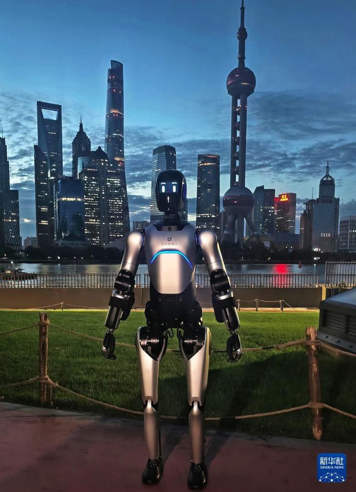 ShanghaiEye's tweet image. 🤖🏃A #China-made #HumanoidRobot completed a 106.286-km cross-province walk from #JinjiLake in #Suzhou, east #China&apos;s #Jiangsu Province, to the #BundInShanghai, from November 10 to 13, marking a new #GuinnessWorldRecord for the longest journey walked by a humanoid #robot.🎉