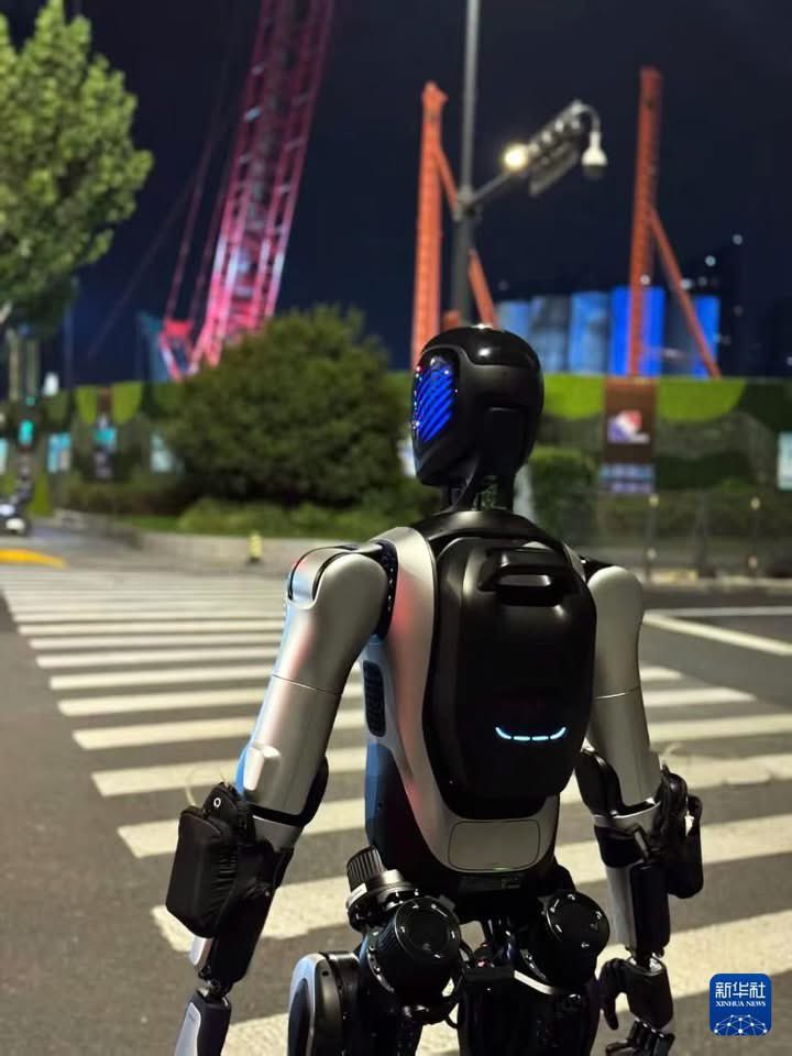 ShanghaiEye's tweet image. 🤖🏃A #China-made #HumanoidRobot completed a 106.286-km cross-province walk from #JinjiLake in #Suzhou, east #China&apos;s #Jiangsu Province, to the #BundInShanghai, from November 10 to 13, marking a new #GuinnessWorldRecord for the longest journey walked by a humanoid #robot.🎉