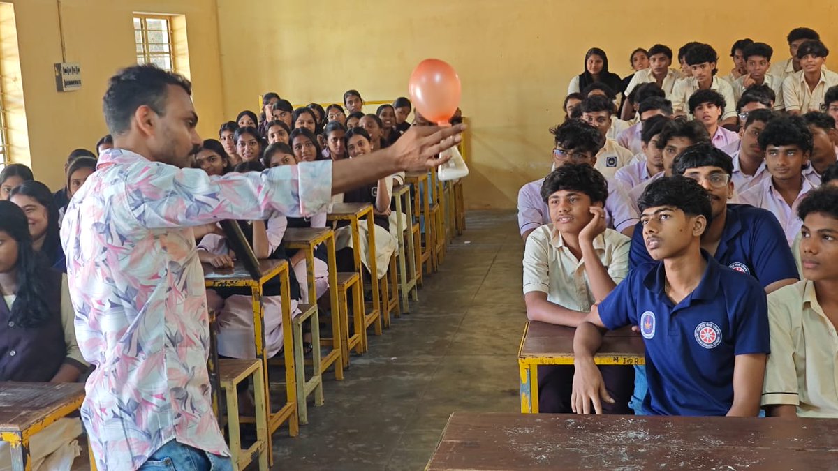 rscpcalicut's tweet photo. Magic moments of science unfold! ✨🔭
@rscpcalicut,a unit of @ncsmgoi  , @MinOfCultureGoI brought a fun-filled Science Magic Show to the higher secondary students of PK HSS Mannapra as part of the Mobile Science Exhibition programme in Palakkad. 

#scienceonwheels #magicofscience https://t.co/i1c1m7F1p1