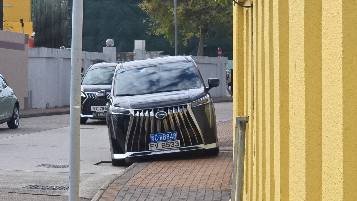 Am I dreaming... <a href="/hkpoliceforce/">Hong Kong Police Force</a> doing an outstanding job outside YCIS today. They did this zero tolerance last year for a few months, makes all the difference. 🏅🏆🙏
200 yards away, a mainland driver hogging the pavement but we can't have everything