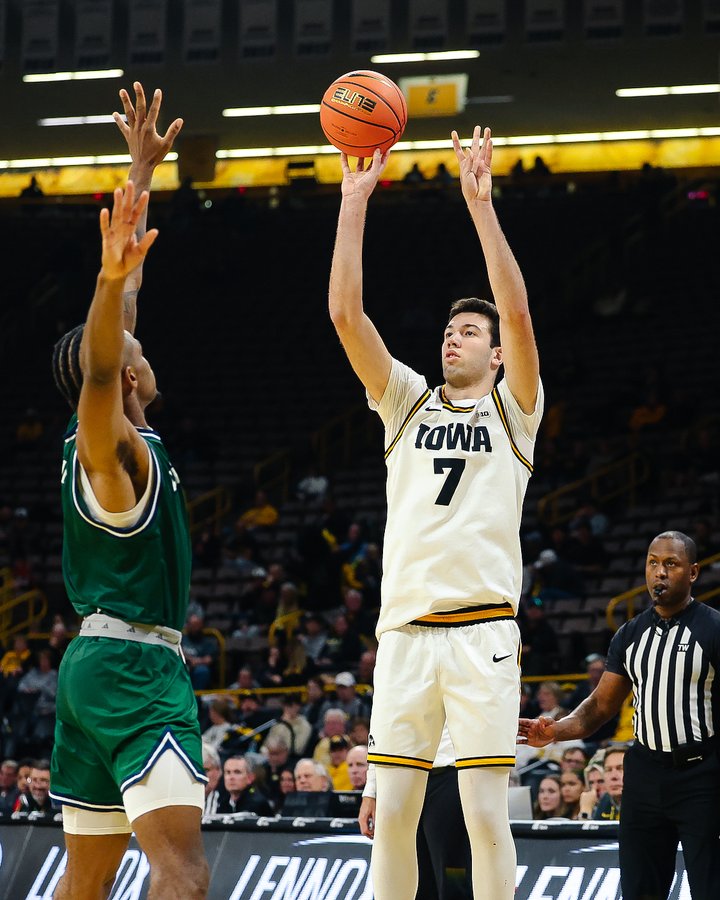 Los 21 minutos de Álvaro Folgueiras ante Chicago State.

💥14 puntos
💥6 rebotes
💥4 asistencias

‼️Acumula un 10/19 desde la línea exterior esta temporada